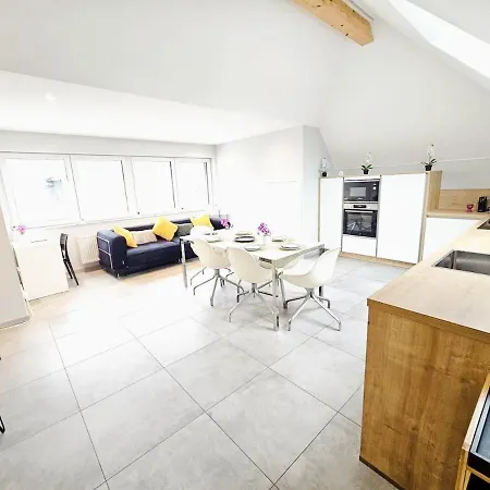 Refined 2 Bedroom With Parking Διαμέρισμα *