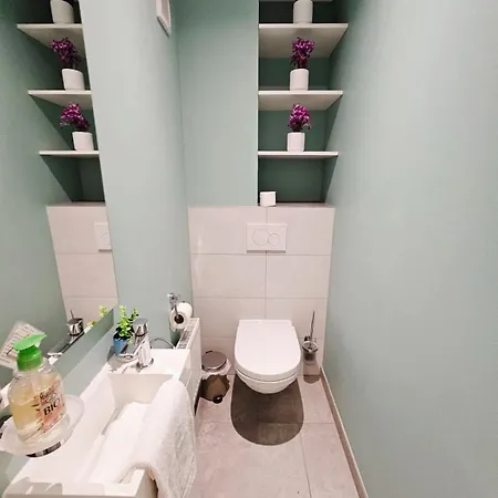 Refined 2 Bedroom With Parking Daire