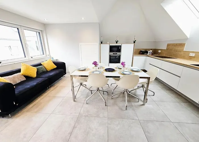 Refined 2 Bedroom With Parking *