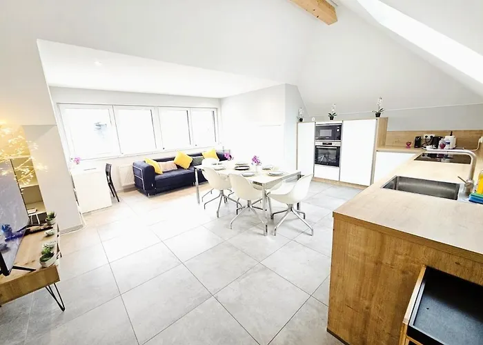 Refined 2 Bedroom With Parking Lejlighed *