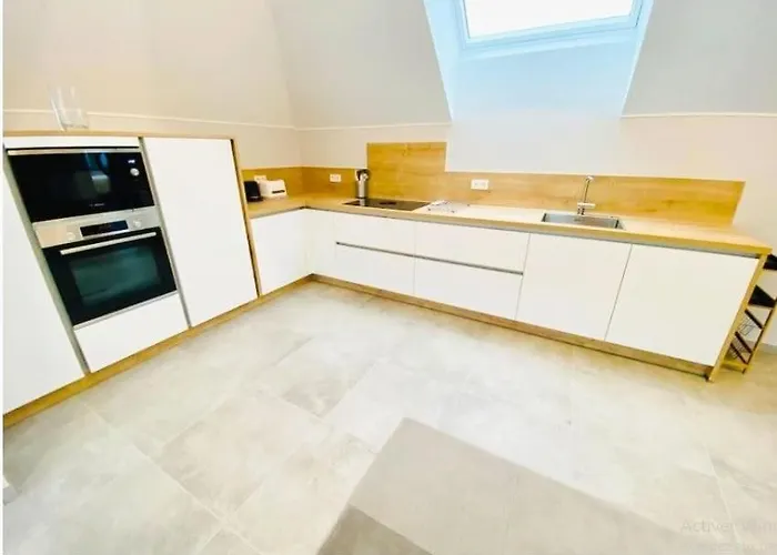 Refined 2 Bedroom With Parking