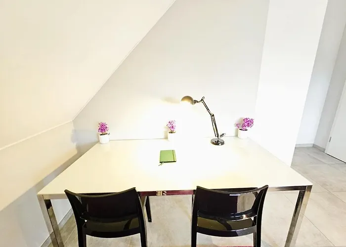 Refined 2 Bedroom With Parking *