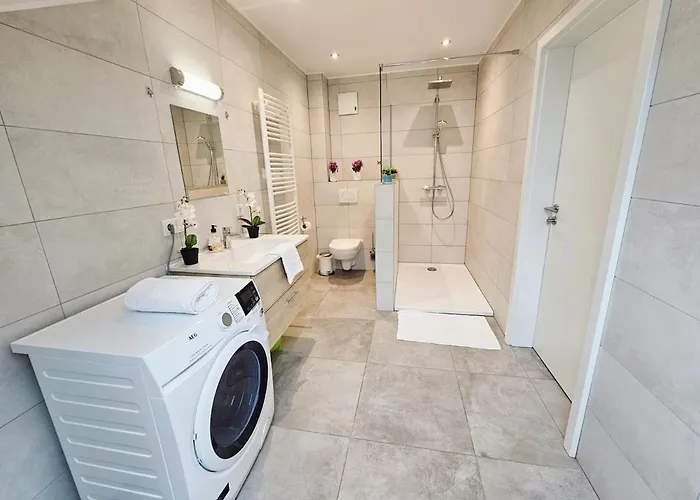 Refined 2 Bedroom With Parking